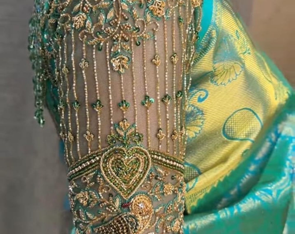 கல் பதித்த தங்க வேலை ரவிக்கை