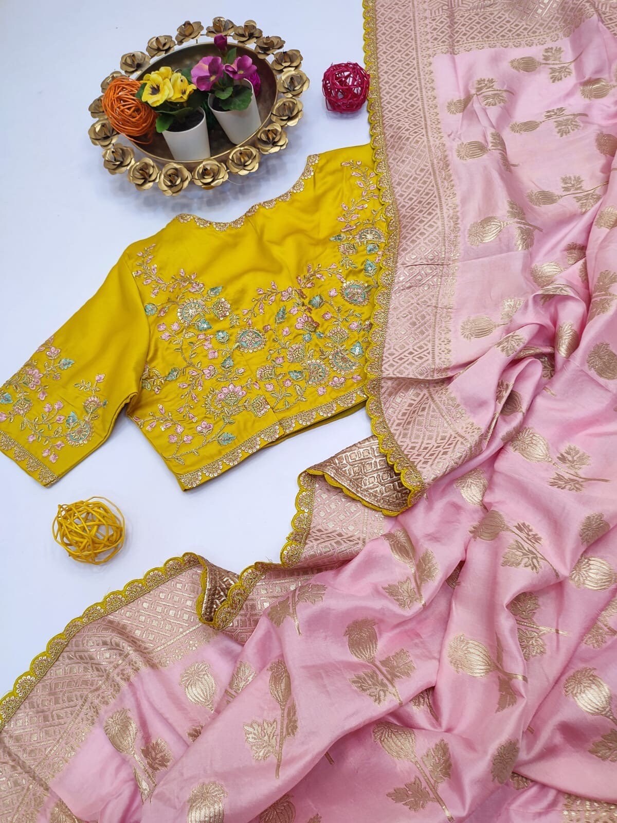 Beautiful banarasi pattu sarees with all over weaving with border both sides Contrast weaving pallu Heavy jardosi Work Blouse
