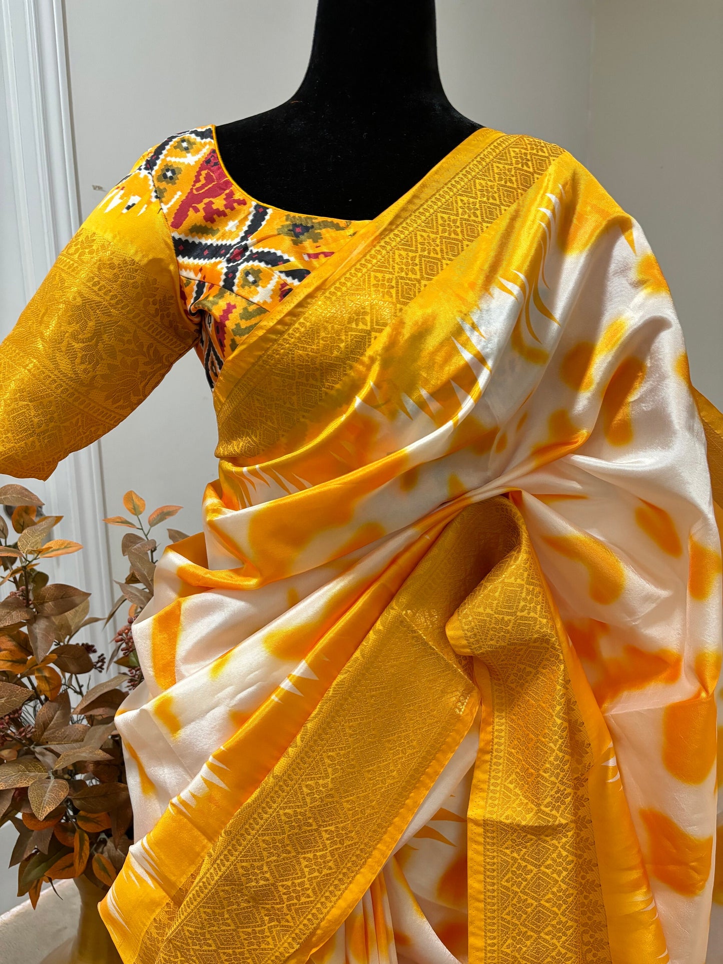 Beautiful banarasi lichi Silk with SHIBORI print and PATOLA print pallu with contrast zari border Pairedwithdigital print ready Blouse