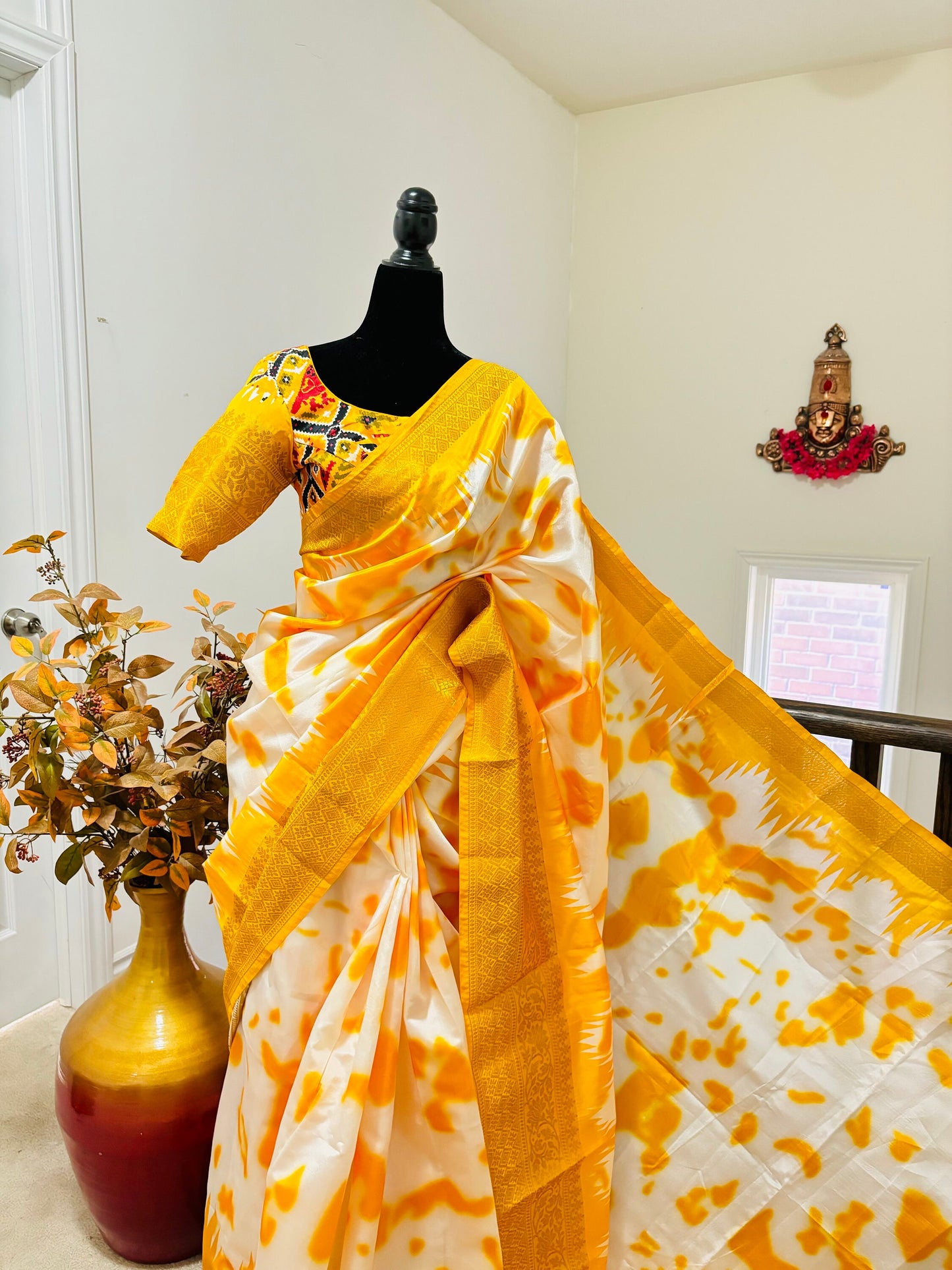 Beautiful banarasi lichi Silk with SHIBORI print and PATOLA print pallu with contrast zari border Pairedwithdigital print ready Blouse