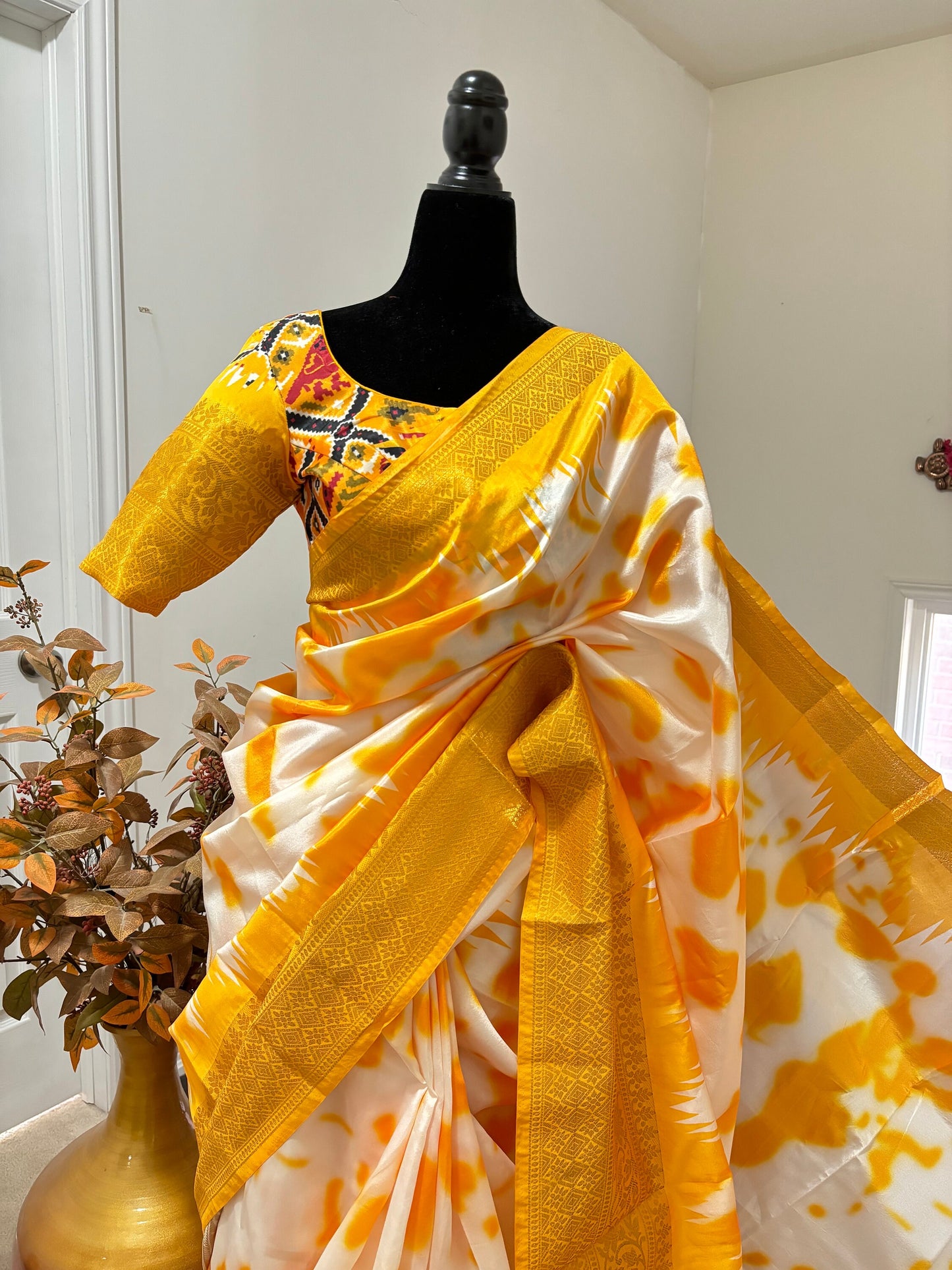 Beautiful banarasi lichi Silk with SHIBORI print and PATOLA print pallu with contrast zari border Pairedwithdigital print ready Blouse