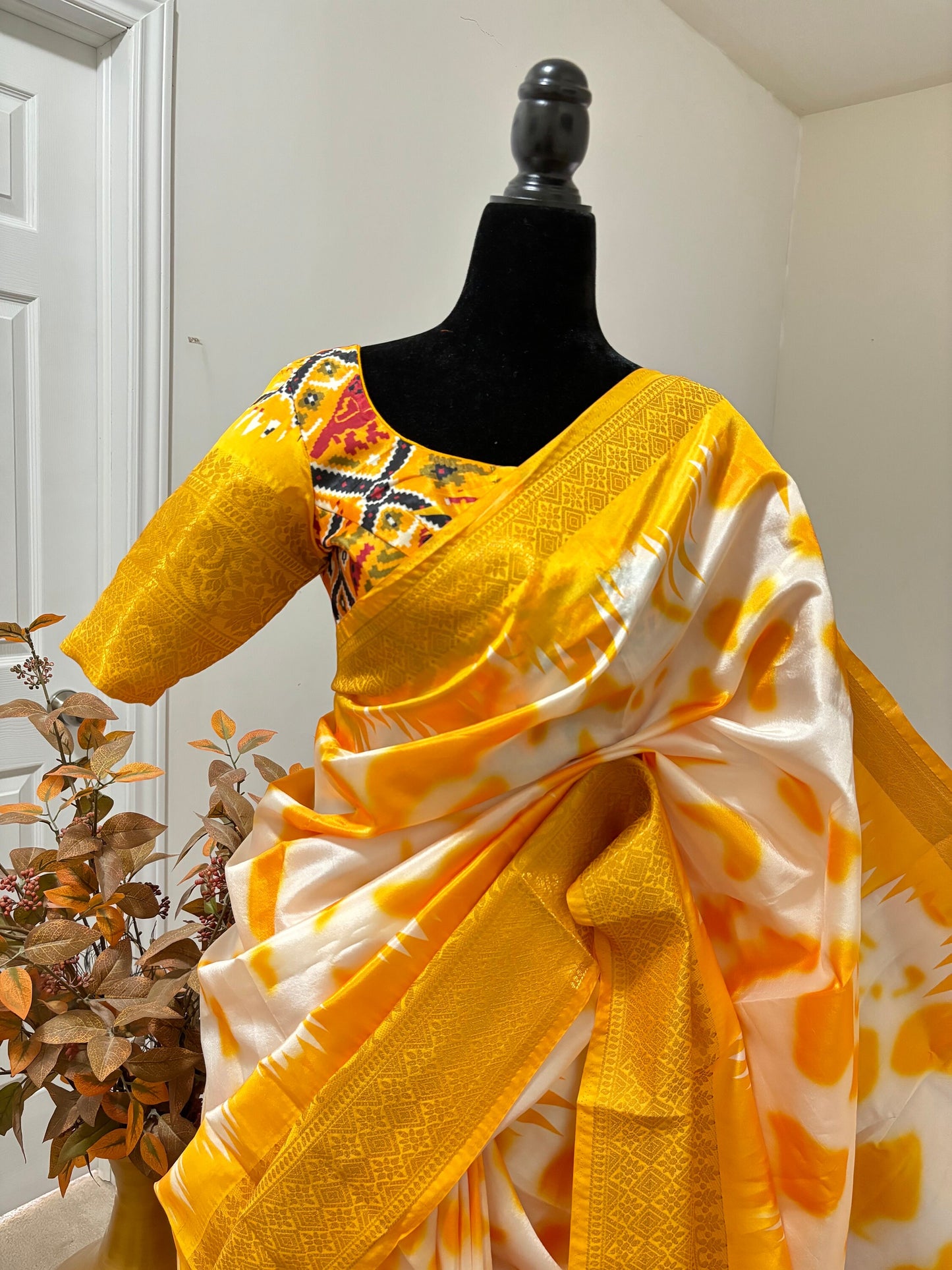 Beautiful banarasi lichi Silk with SHIBORI print and PATOLA print pallu with contrast zari border Pairedwithdigital print ready Blouse