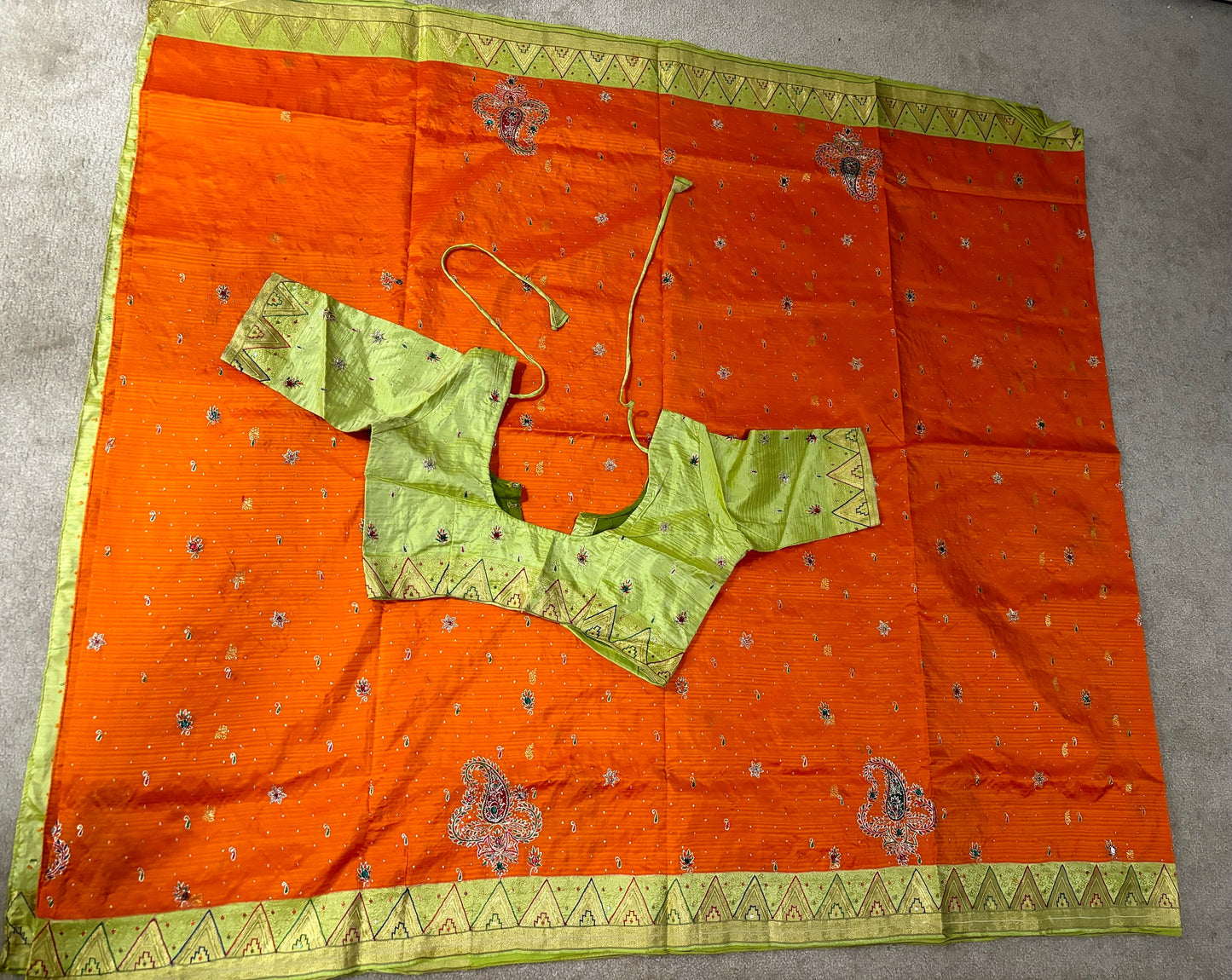 Pure banarasi Pattu saree with beautiful embroidery on all over thesareeweaving border on either sideRich & elegant weaving pallu as shown