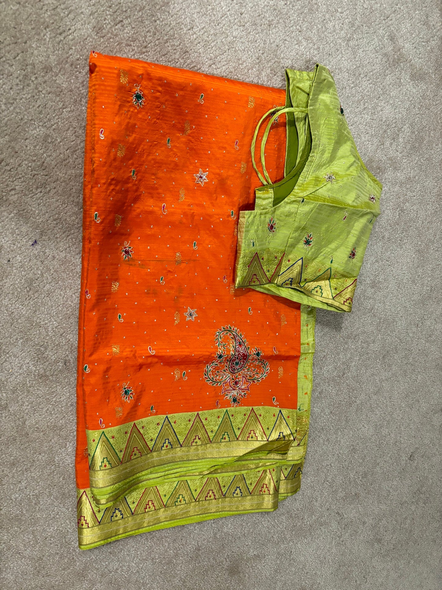 Pure banarasi Pattu saree with beautiful embroidery on all over thesareeweaving border on either sideRich & elegant weaving pallu as shown