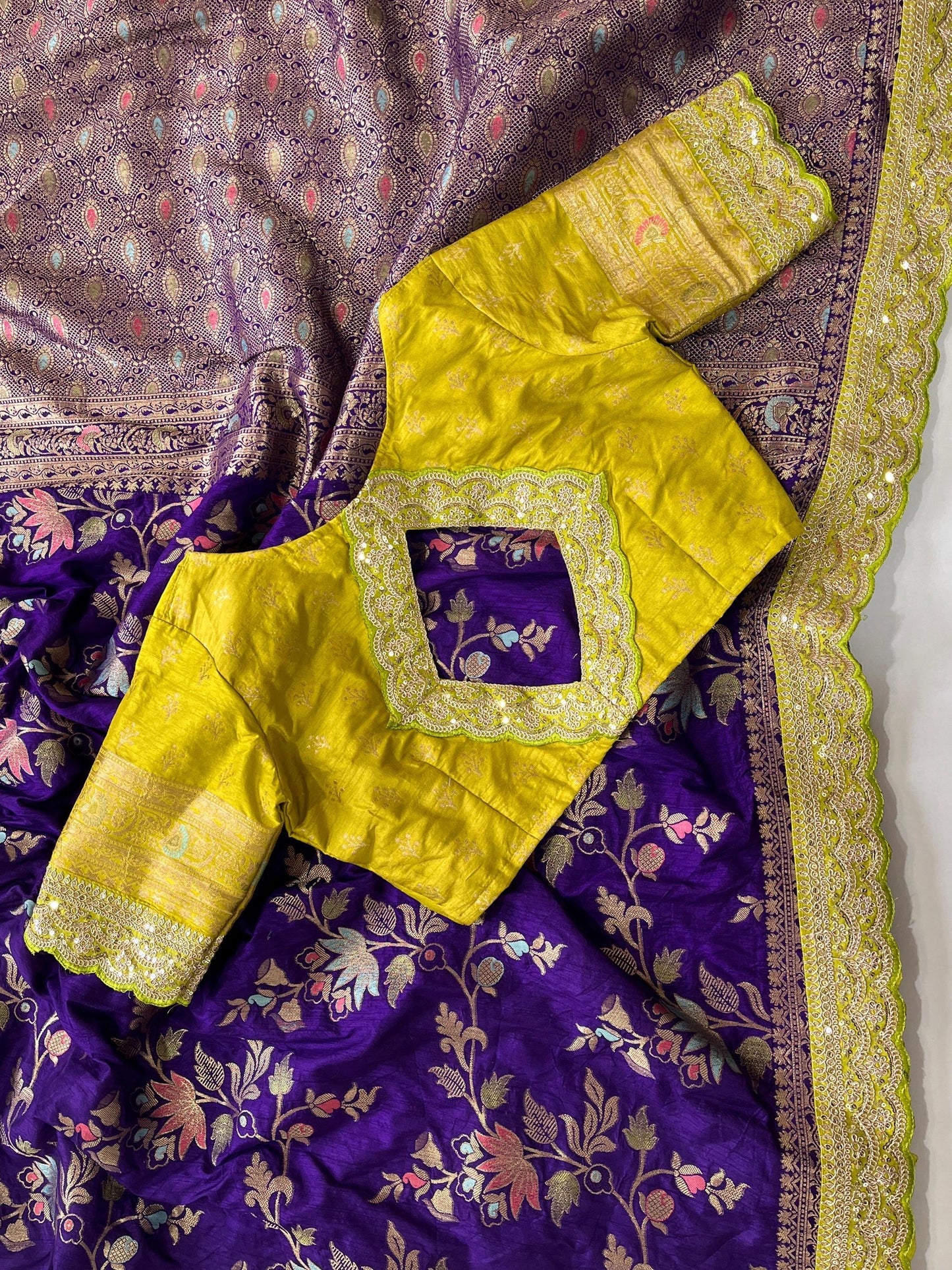 Pure banarasi Pattu saree withfigure weaving on all over thesareeweaving border on either sideRich & elegant weaving pallu as shown