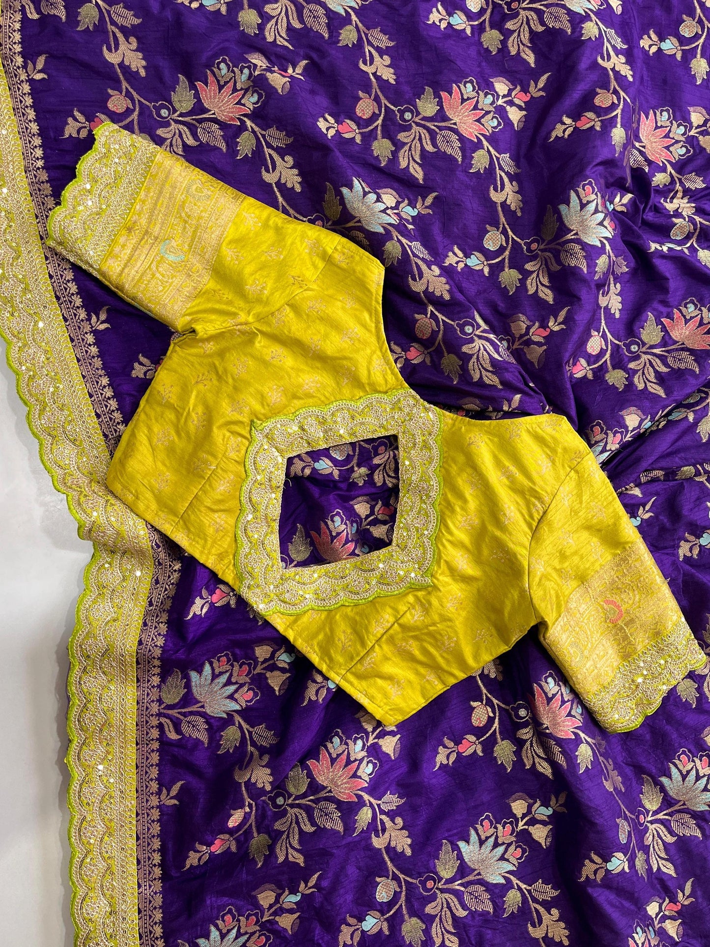 Pure banarasi Pattu saree withfigure weaving on all over thesareeweaving border on either sideRich & elegant weaving pallu as shown