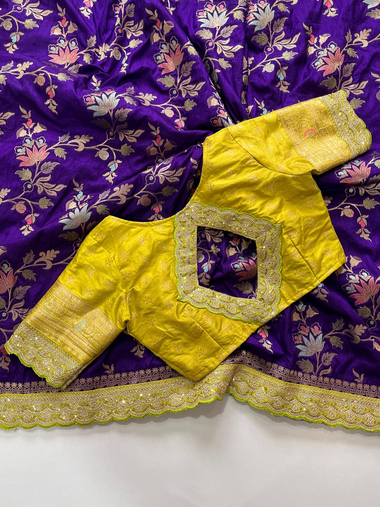 Pure banarasi Pattu saree withfigure weaving on all over thesareeweaving border on either sideRich & elegant weaving pallu as shown