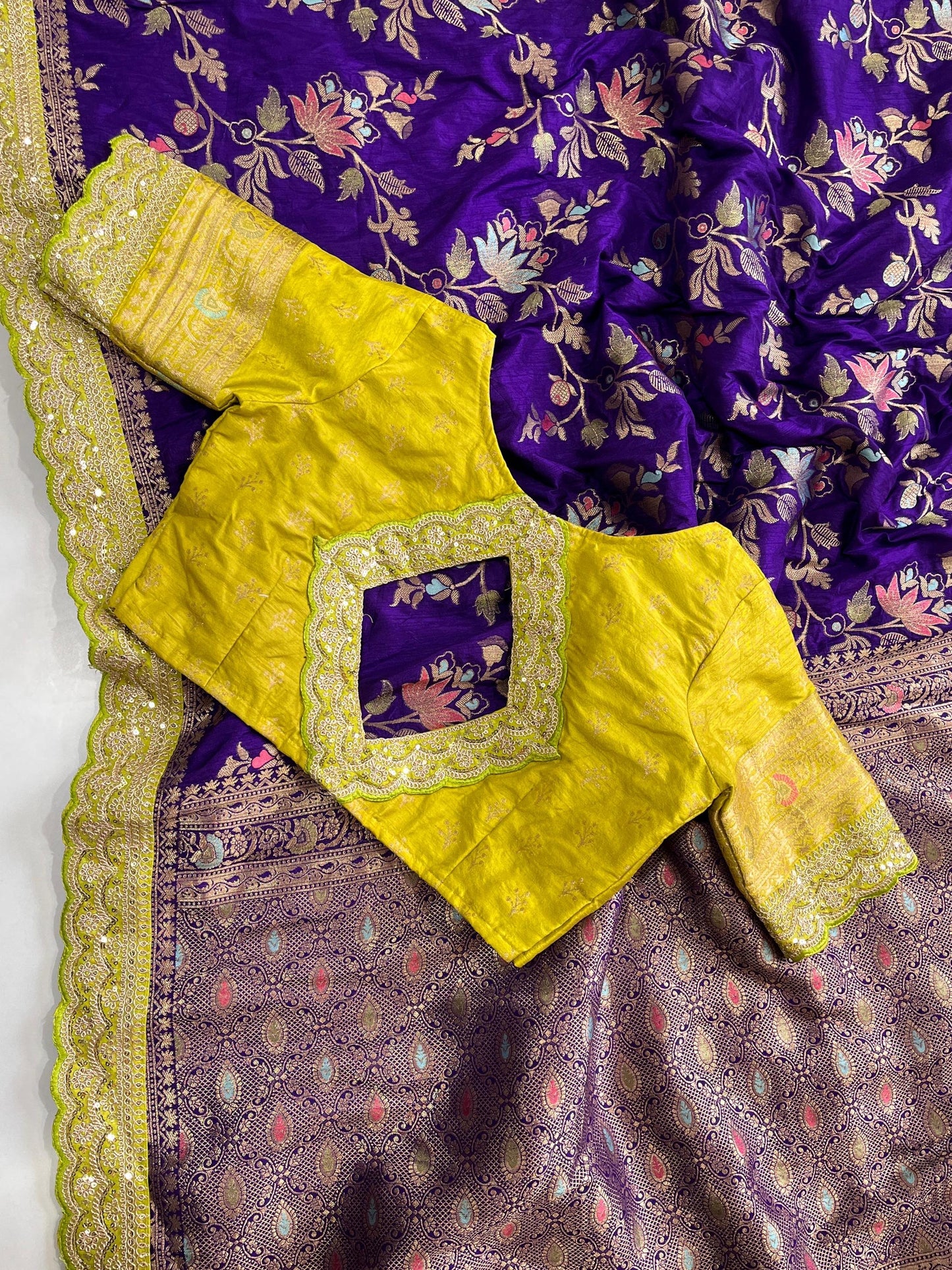 Pure banarasi Pattu saree withfigure weaving on all over thesareeweaving border on either sideRich & elegant weaving pallu as shown