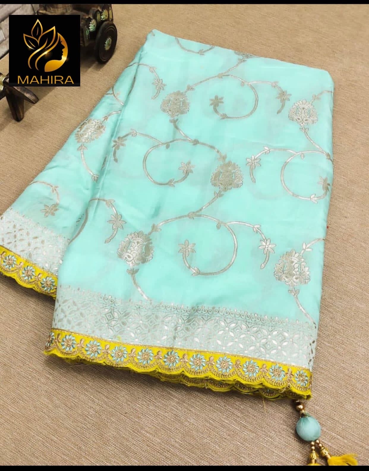 Beautiful banarasi pattu  sarees with all over weaving with cutwork border both sides Contrast  weaving pallu Heavy jardosi Work Blouse