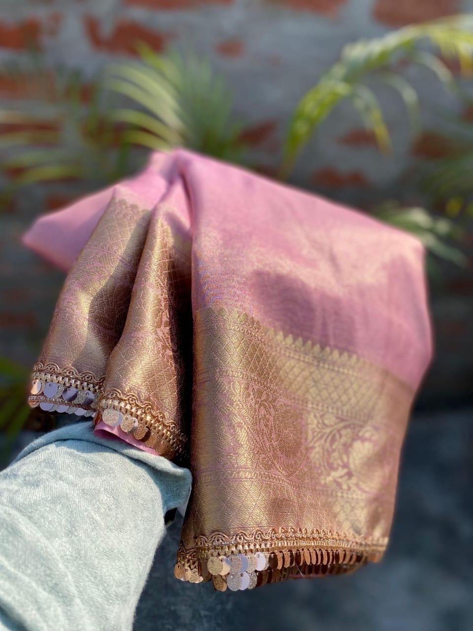 Banarasi  tissue saree with self weaving with beautifully embroidered boarder all over the saree Pestal   shade rich weaving ready Blouse