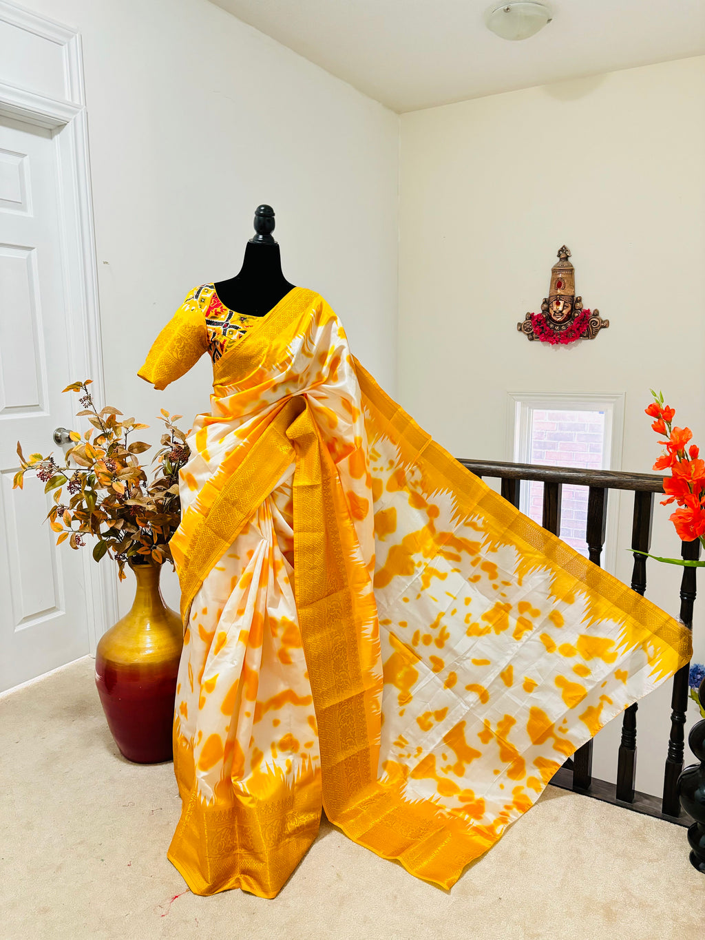 Beautiful banarasi lichi Silk with SHIBORI print  and PATOLA print pallu with contrast zari border Pairedwithdigital print ready Blouse