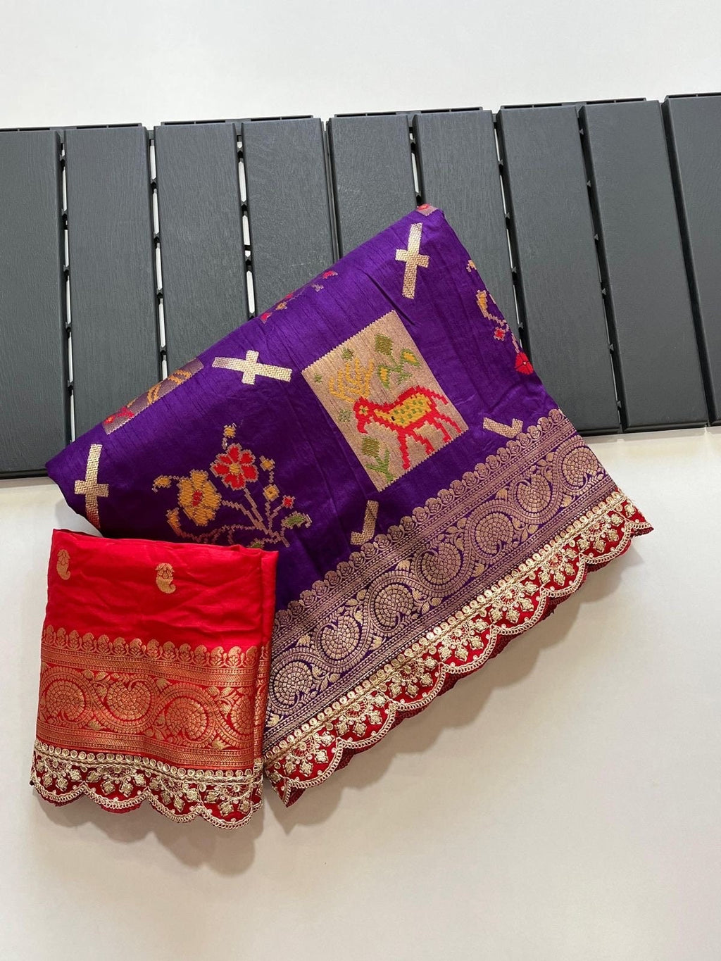Pure banarasi Pattu saree withfigure weaving on all over thesareeweaving border on either sideRich & elegant weaving pallu as shown