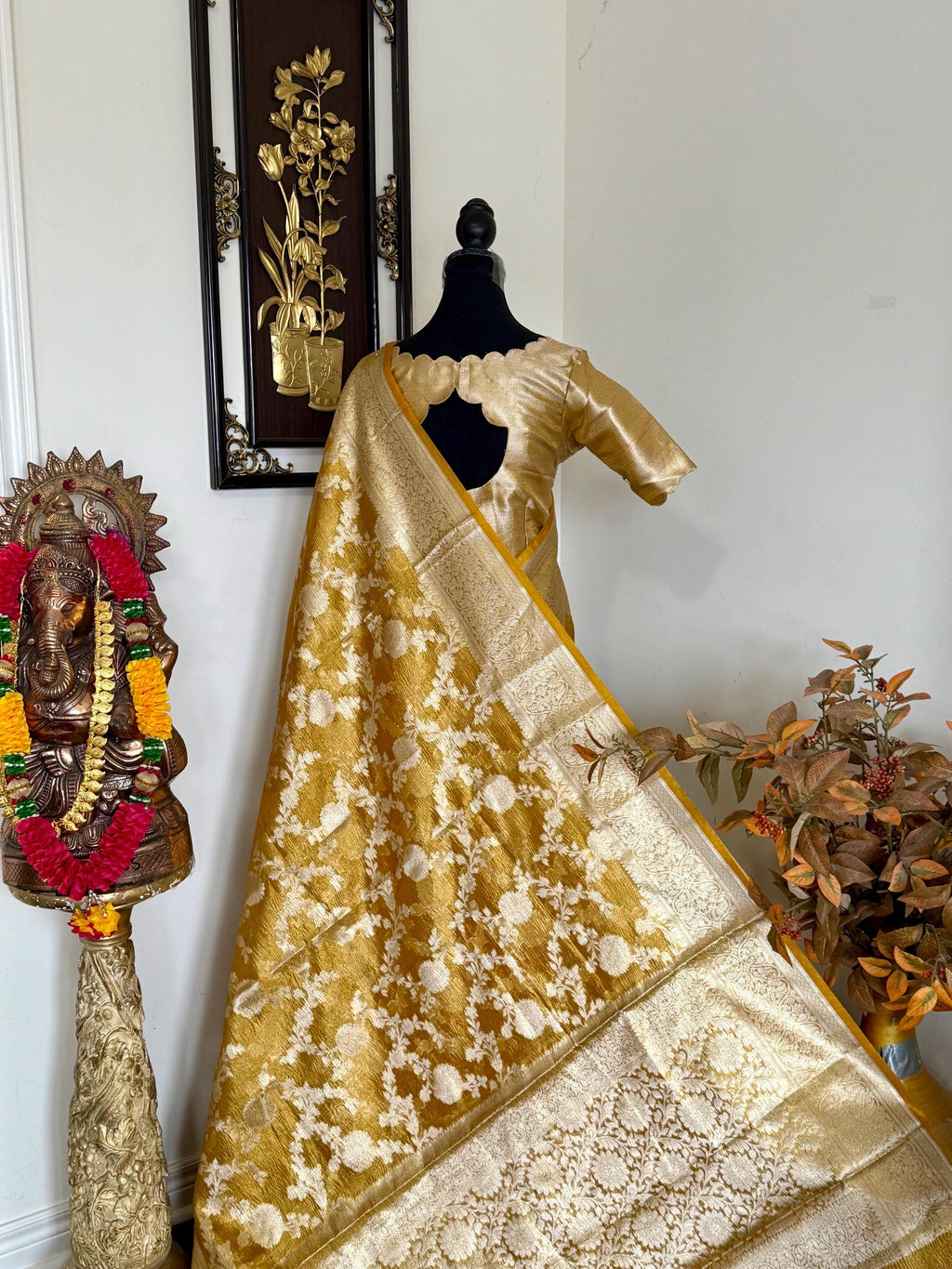 Beautiful party wear cocktail pure silk  crush tissue  saree paired up with pretty designer Blouse fits 32-46/contact seller for availabil