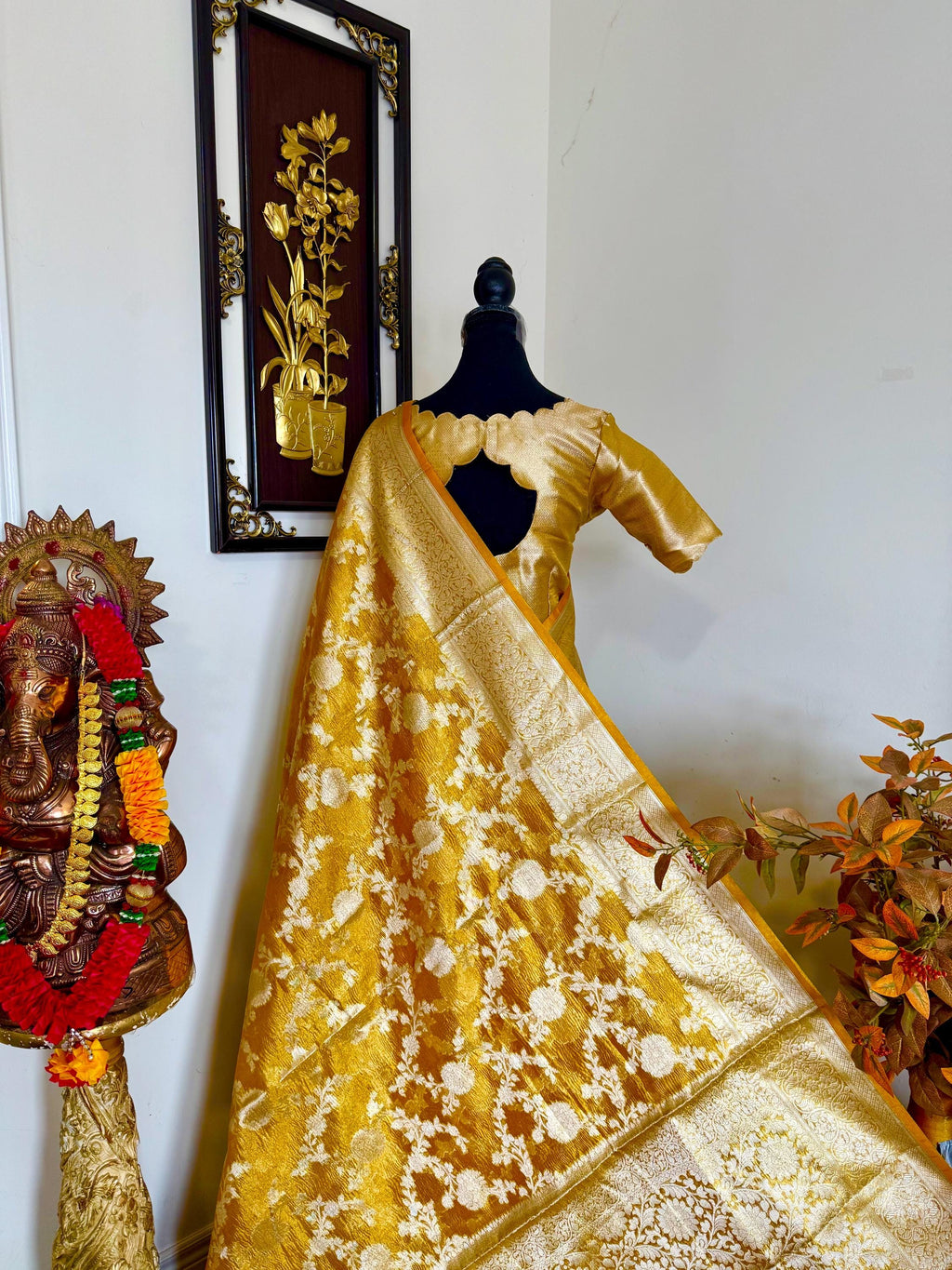 Beautiful party wear cocktail pure silk  crush tissue  saree paired up with pretty designer Blouse fits 32-46/contact seller for availabil