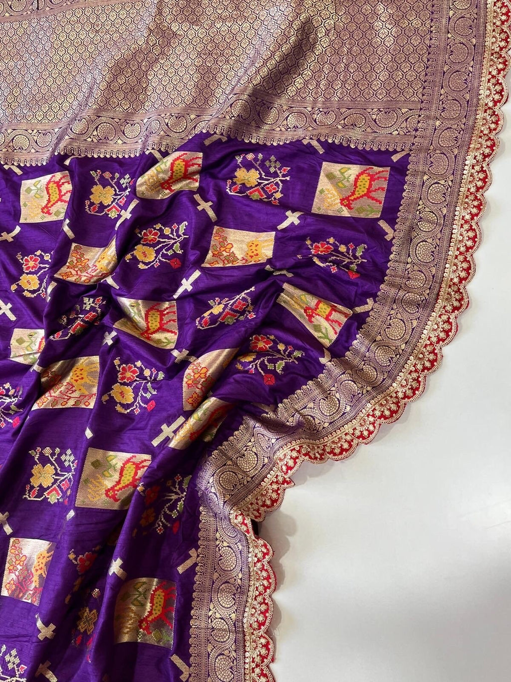 Pure banarasi Pattu saree withfigure weaving on all over thesareeweaving border on either sideRich & elegant weaving pallu as shown