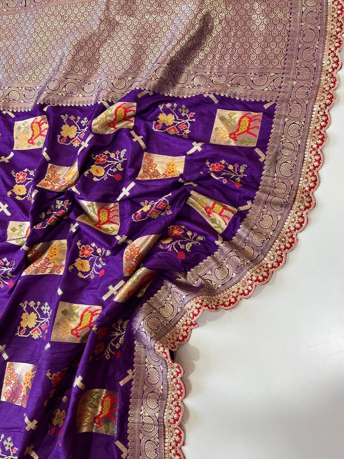 Pure banarasi Pattu saree withfigure weaving on all over thesareeweaving border on either sideRich & elegant weaving pallu as shown