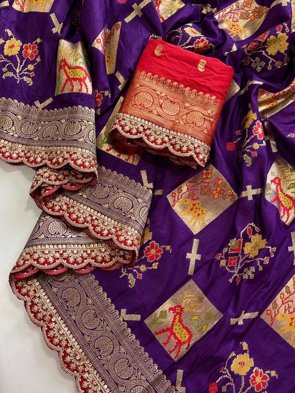 Pure banarasi Pattu saree withfigure weaving on all over thesareeweaving border on either sideRich & elegant weaving pallu as shown