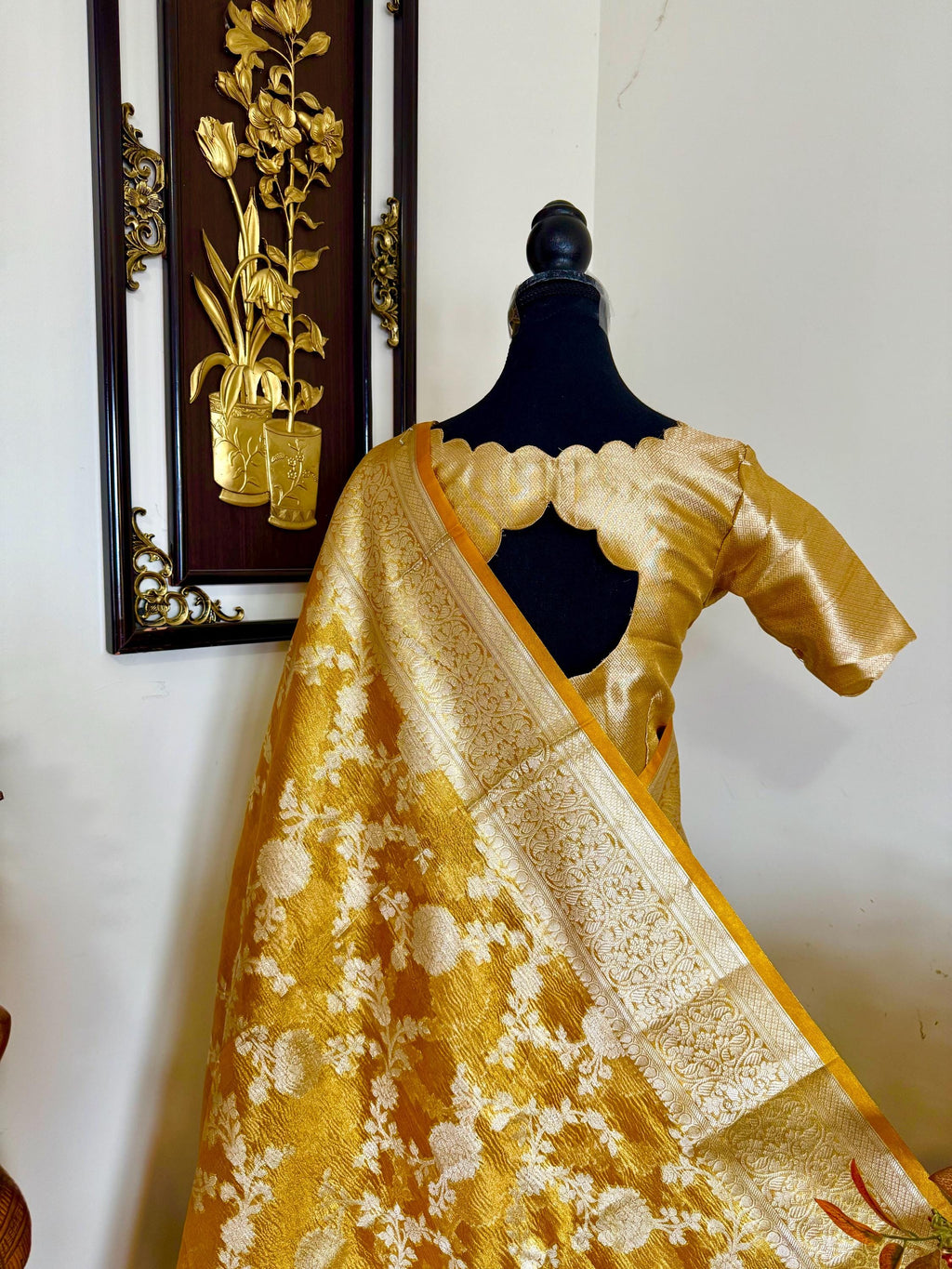 Beautiful party wear cocktail pure silk  crush tissue  saree paired up with pretty designer Blouse fits 32-46/contact seller for availabil