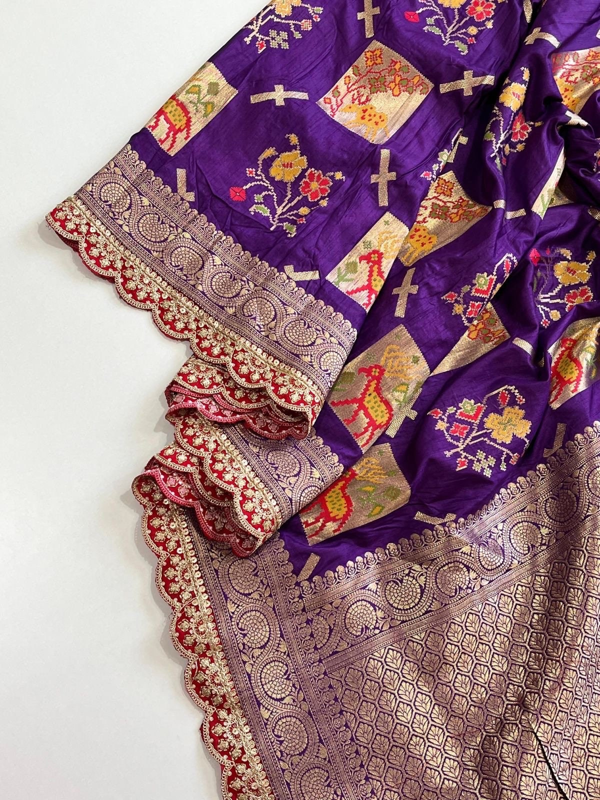 Pure banarasi Pattu saree withfigure weaving on all over thesareeweaving border on either sideRich & elegant weaving pallu as shown