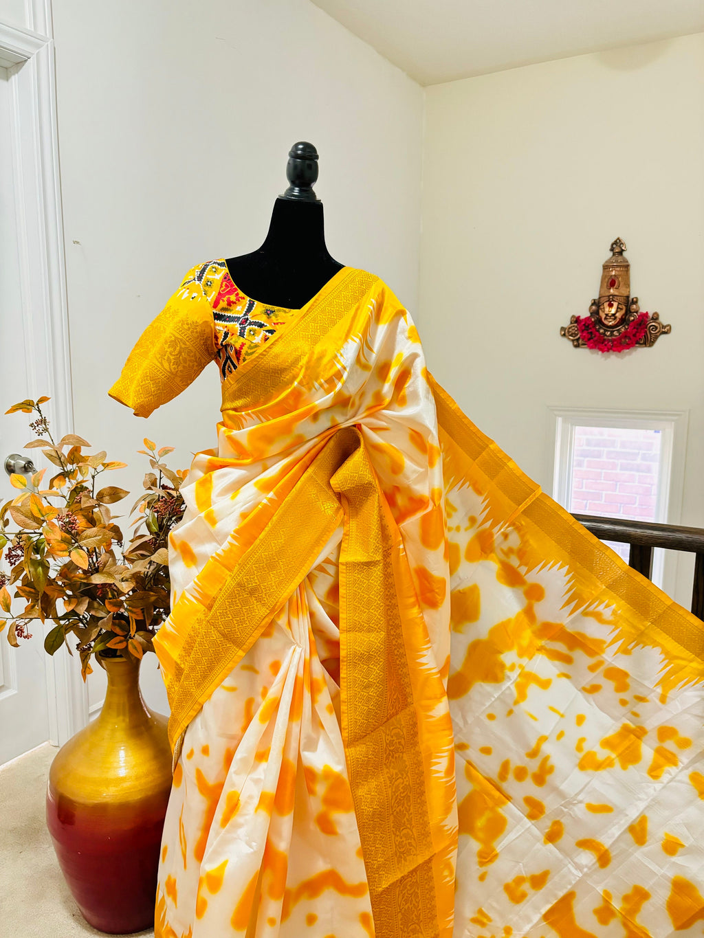 Beautiful banarasi lichi Silk with SHIBORI print  and PATOLA print pallu with contrast zari border Pairedwithdigital print ready Blouse