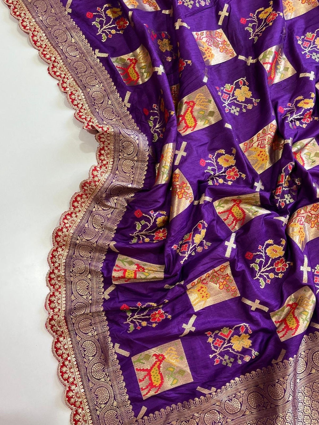 Pure banarasi Pattu saree withfigure weaving on all over thesareeweaving border on either sideRich & elegant weaving pallu as shown