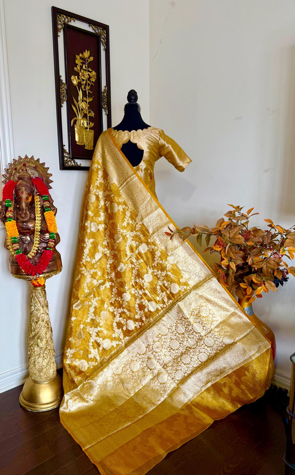 Beautiful party wear cocktail pure silk  crush tissue  saree paired up with pretty designer Blouse fits 32-46/contact seller for availabil