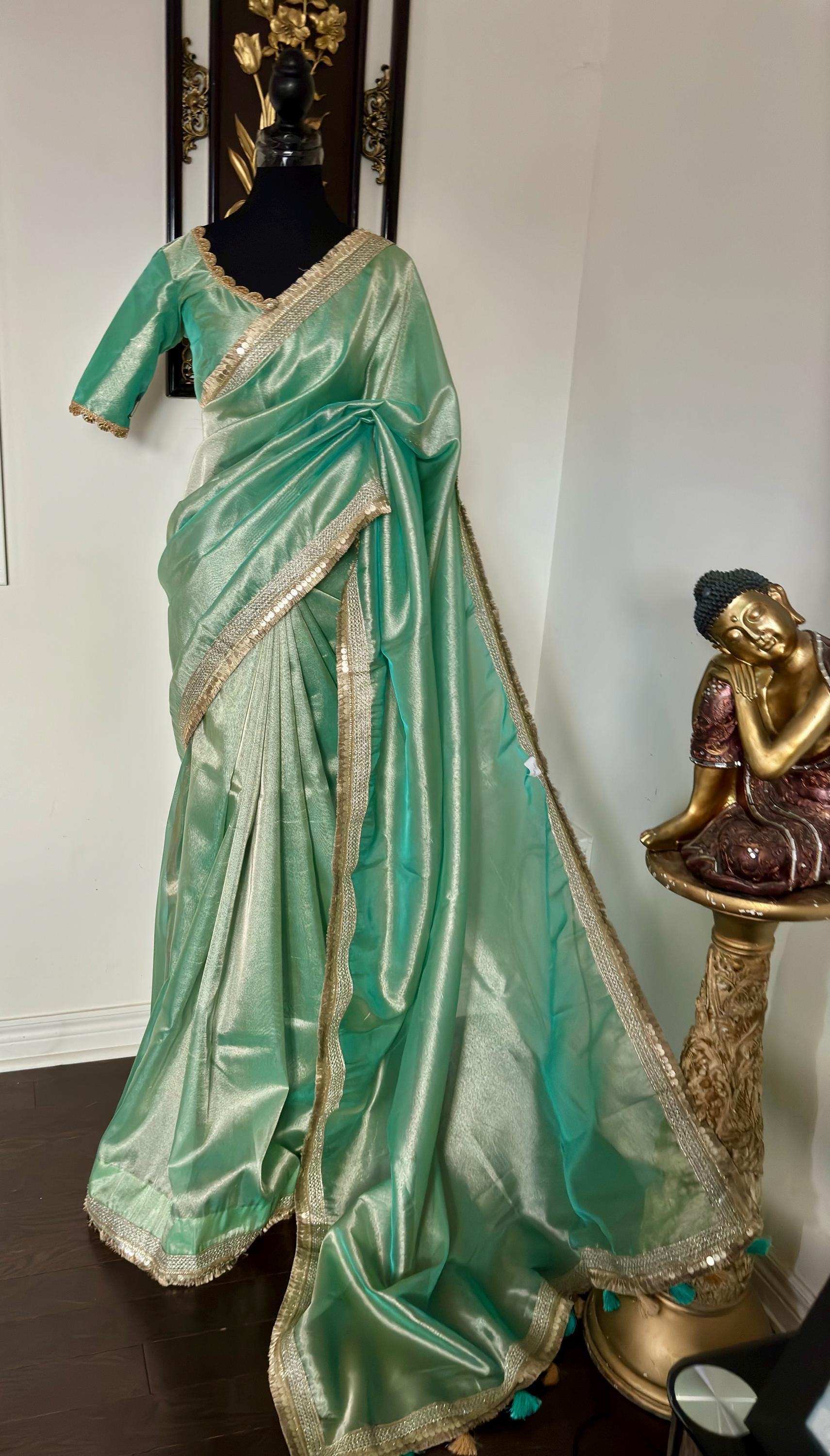 Banarasi  tissue saree with self weaving with beautifully embroidered boarder all over the saree Pestal   shade rich weaving ready Blouse