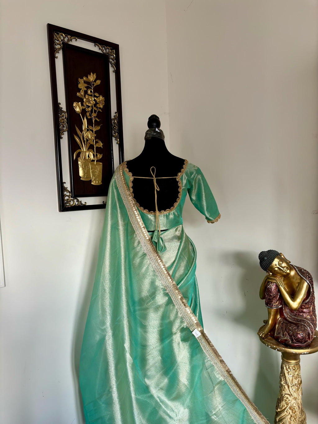 Banarasi  tissue saree with self weaving with beautifully embroidered boarder all over the saree Pestal   shade rich weaving ready Blouse