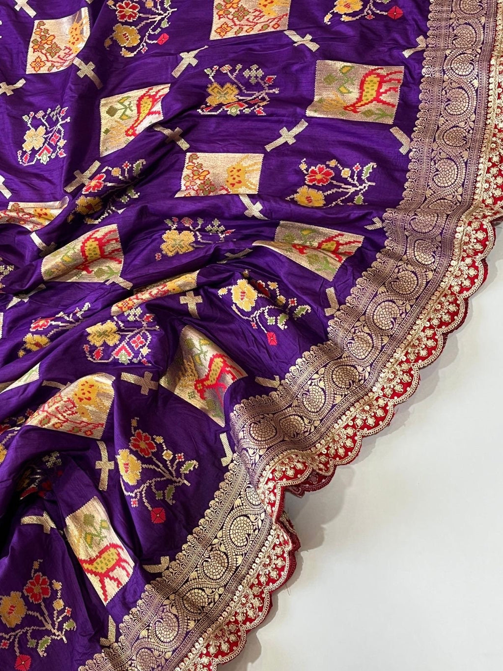 Pure banarasi Pattu saree withfigure weaving on all over thesareeweaving border on either sideRich & elegant weaving pallu as shown