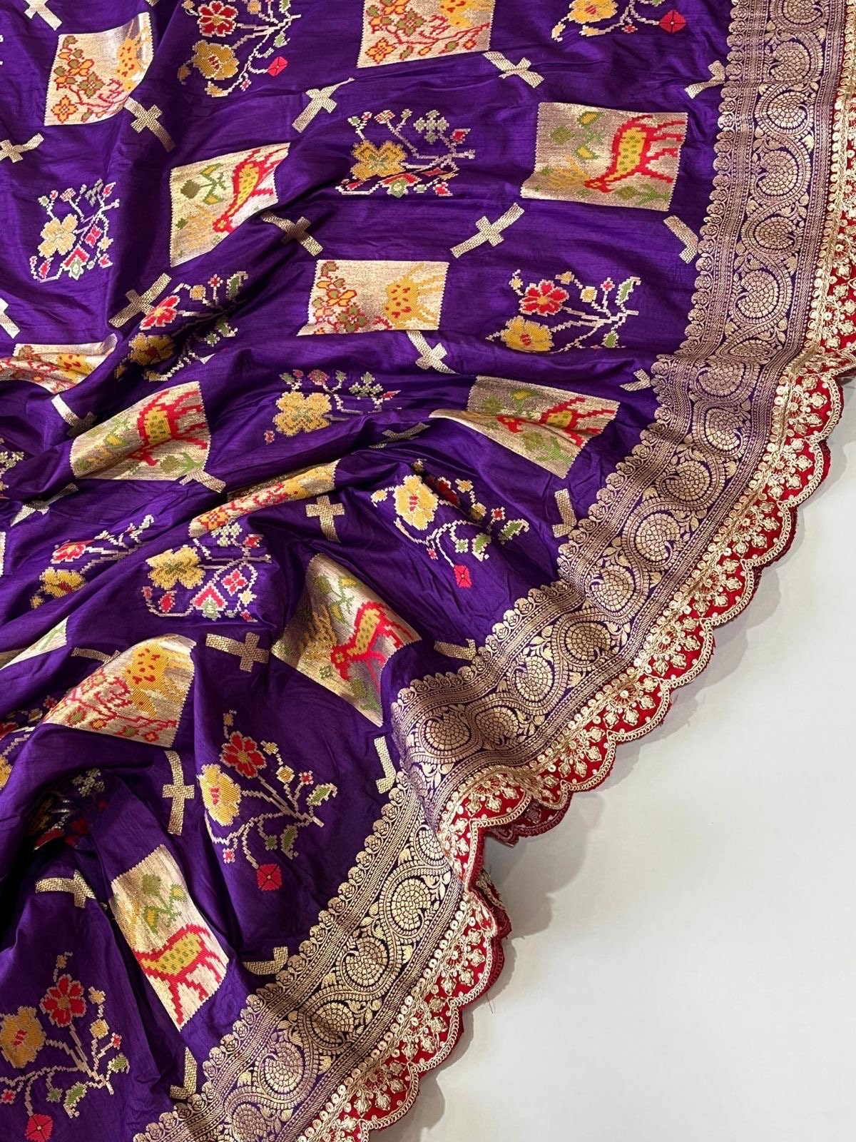 Pure banarasi Pattu saree withfigure weaving on all over thesareeweaving border on either sideRich & elegant weaving pallu as shown