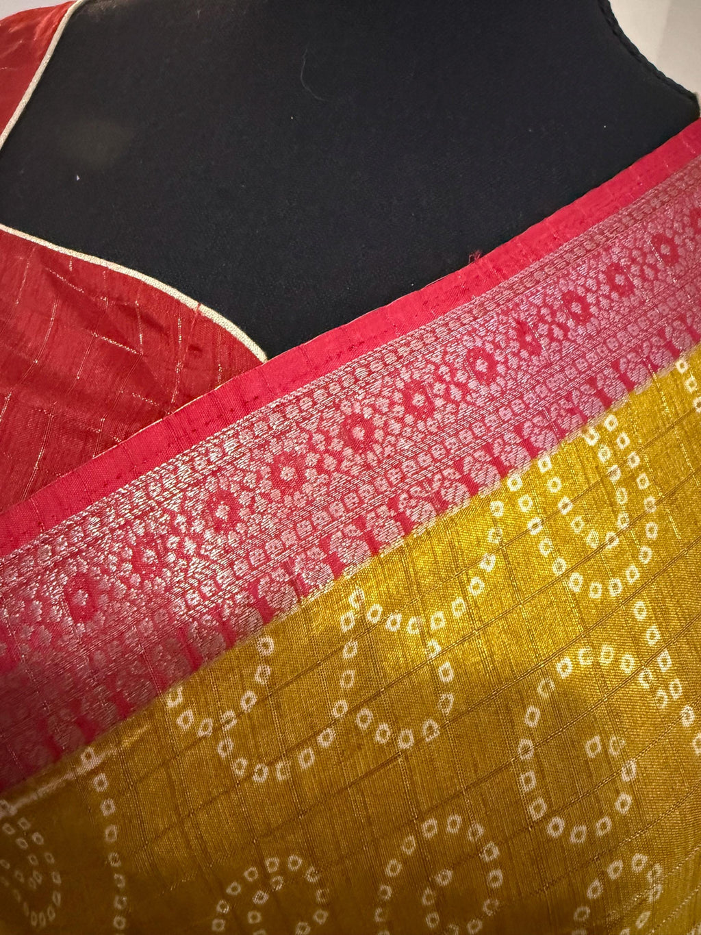 Beautiful Light weight Emarald silk saree  with Kanchi boarder  Bhandini prints ready blouse fits 32 to 46 with beautiful color combo