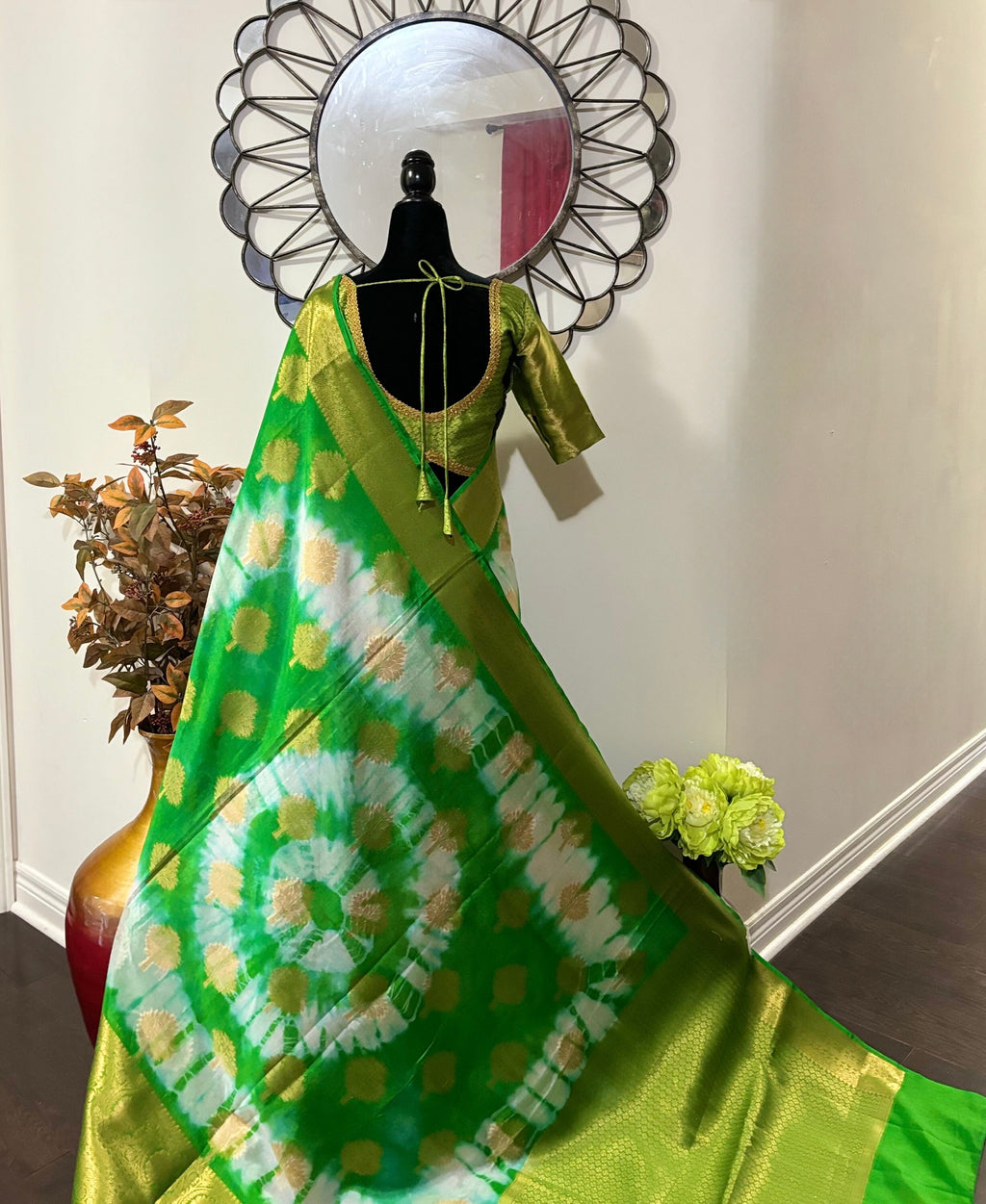 Banarasi kora organza saree with beautiful tie and dye all over the saree. Saree is ready with beautiful designer blouse that fit to 32-46