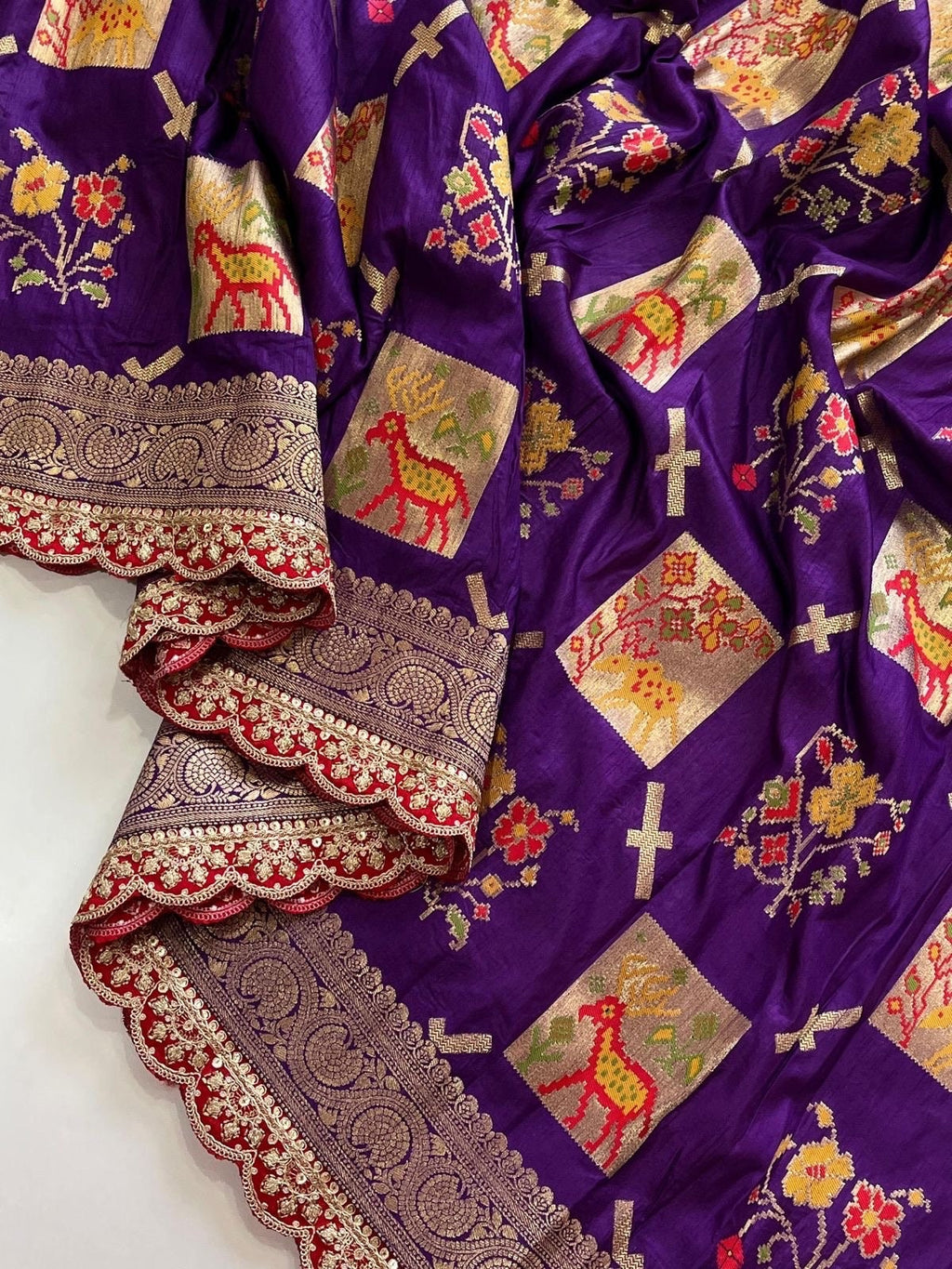 Pure banarasi Pattu saree withfigure weaving on all over thesareeweaving border on either sideRich & elegant weaving pallu as shown