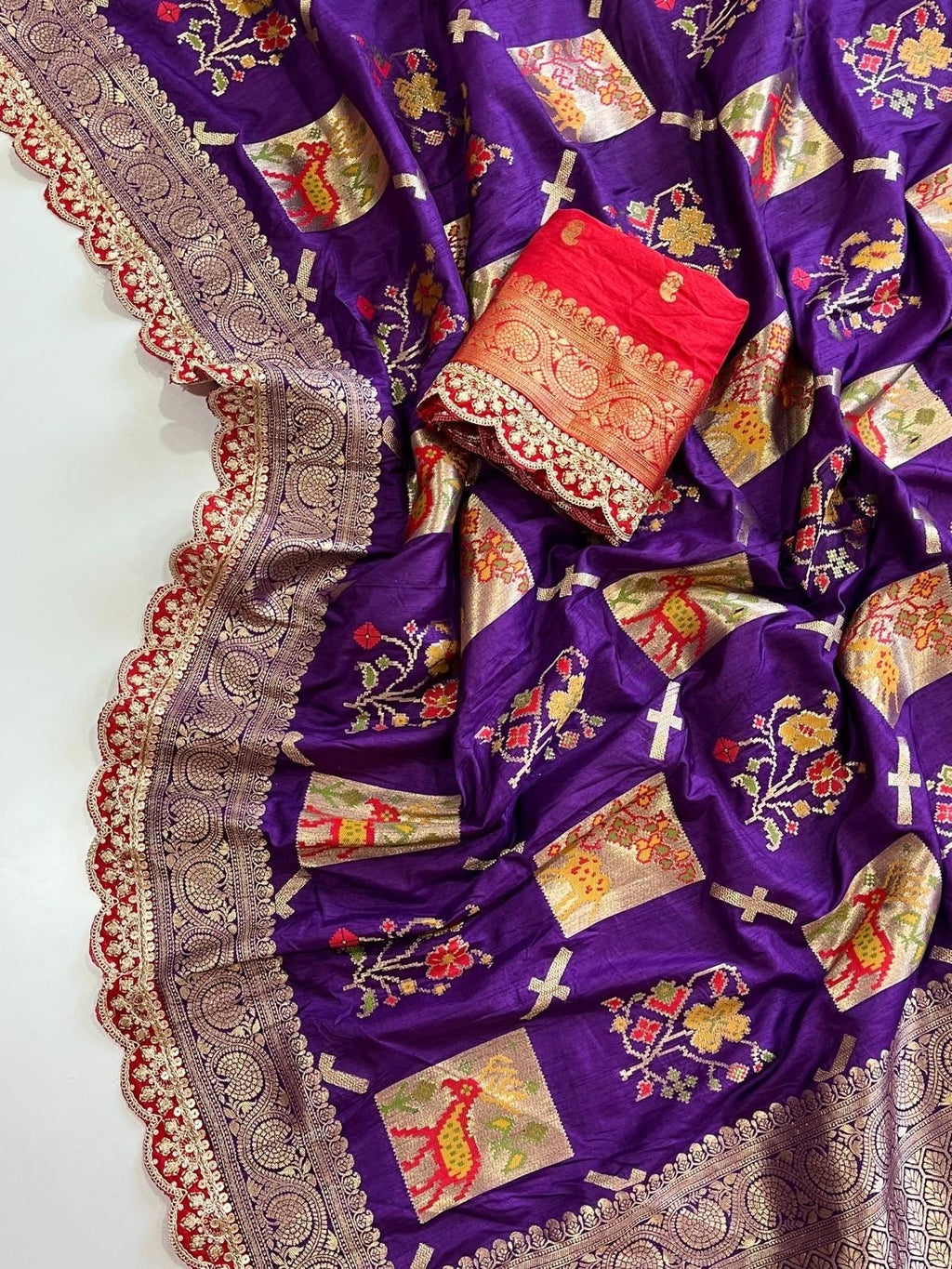 Pure banarasi Pattu saree withfigure weaving on all over thesareeweaving border on either sideRich & elegant weaving pallu as shown