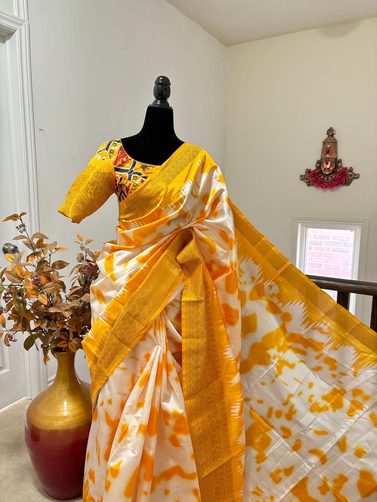 Beautiful banarasi lichi Silk with SHIBORI print  and PATOLA print pallu with contrast zari border Pairedwithdigital print ready Blouse